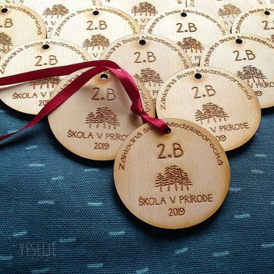drevené grevírované eko medaile s logom, pre firmu, na športový deň, na zavesenie, medaily